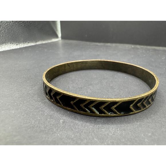 Abercrombie & Fitch Gold Tone Black Chevron Etched Bangle Bracelet Sz 7 3/4" - Picture 1 of 6